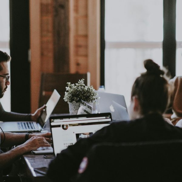 annie-spratt-sggw4-qDD54-unsplash Alt: Profissional oferecendo atendimento psicológico online com acolhimento